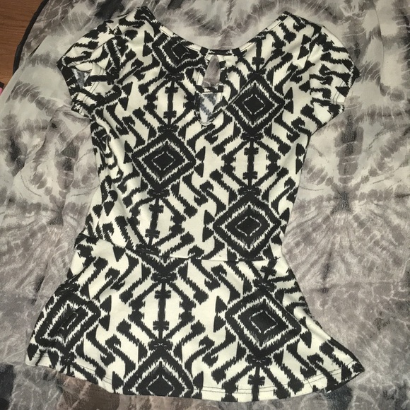 A flare out blouse - Picture 2 of 4